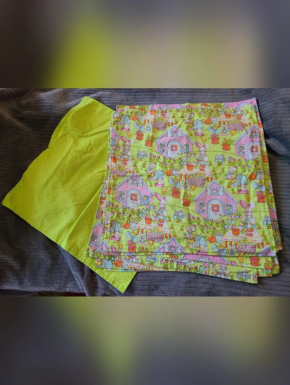 Set of 8 Easter holiday cloth napkins bright green w/bunny garden/house scene